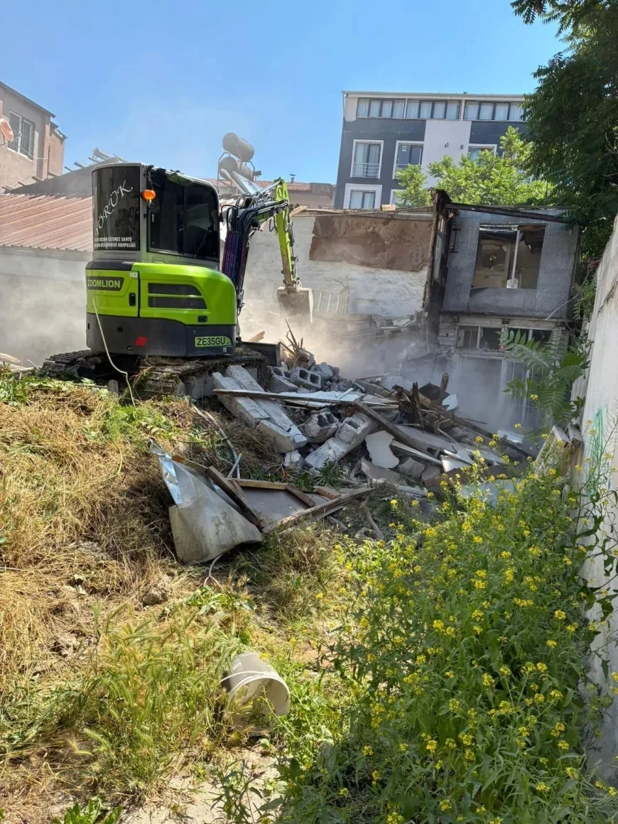 Burdur Belediyesi Can ve Mal Güvenliğini Tehdit Eden Riskli Yapıların Yıkım Çalışmalarını Sürdürüyor