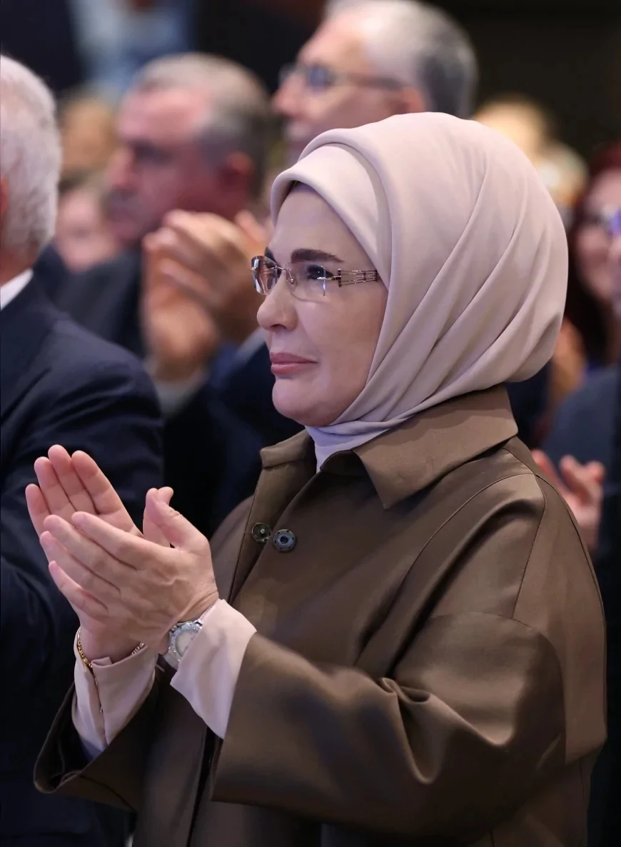 CUMHURBAŞKANI EŞİ EMİNE ERDOĞAN: “AK PARTİ’NİN YENİ YOL HARİTASI MİLLETİMİZE HİZMET YOLCULUĞUNU GÜÇLENDİRSİN”