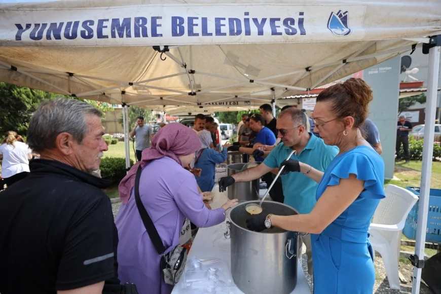 Yunusemre Belediyesi Muharrem ayı boyunca farklı mahallelerde vatandaşlara aşure ikramını sürdürecek