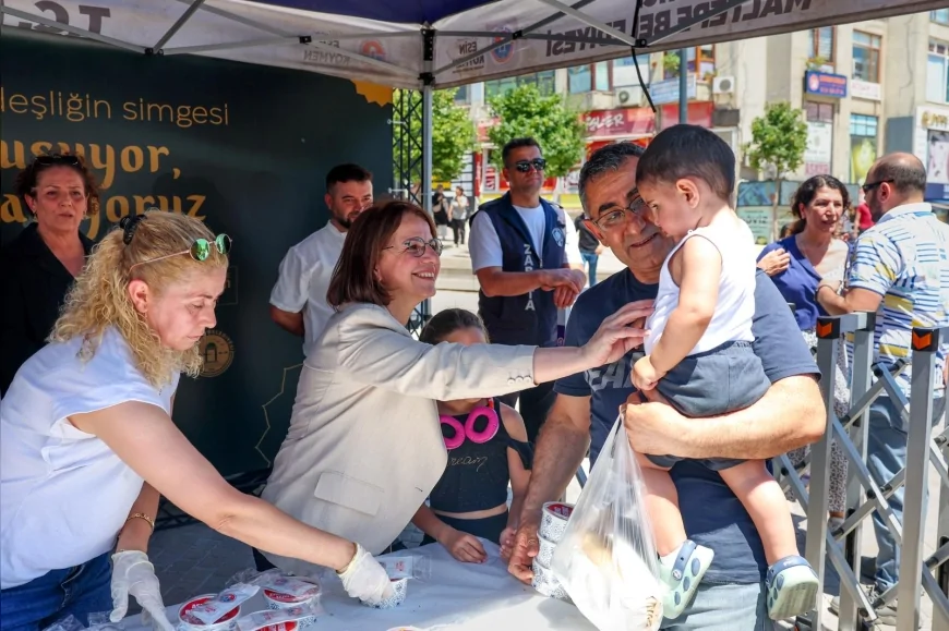 Maltepe Belediye Başkanı Esin Köymen Muharrem ayı kapsamında binlerce vatandaşa aşure ikram etti