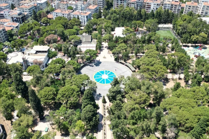 BORNOVA’DA KUZEY YILDIZI PARLADI BÜYÜKPARK SİMGE KURU HAVUZU MAVİ BEYAZ VE SARI RENKLERLE YENİLENDİ