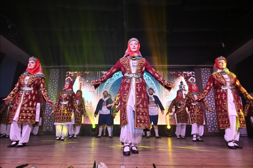 Manisa Büyükşehir Belediyesi Halk Dansları Gala Gecesi'nde Anadolu’nun Kültürel Zenginliği Sahneye Taşındı