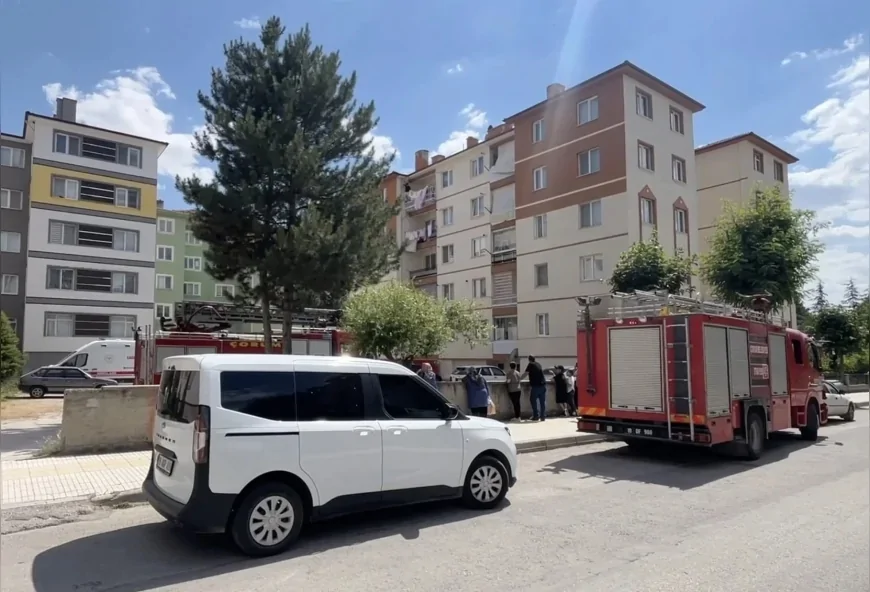 Çorum'da 5 katlı apartmanın balkonundan atlamak isteyen kişi polis müdahalesiyle kurtarıldı