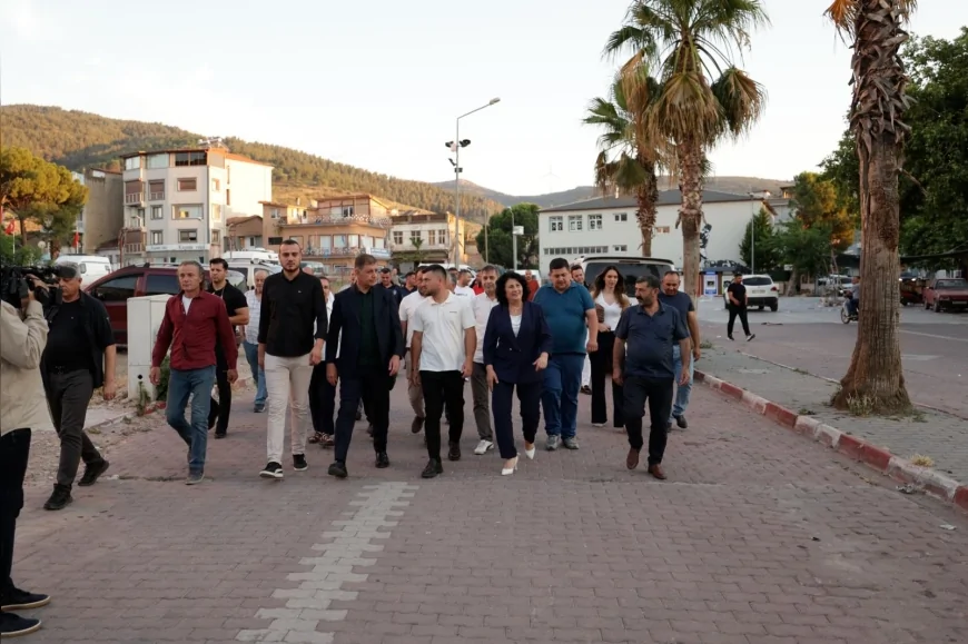 BAŞKAN TUGAY KINIK'TA MUHARREM LOKMASINI PAYLAŞTI