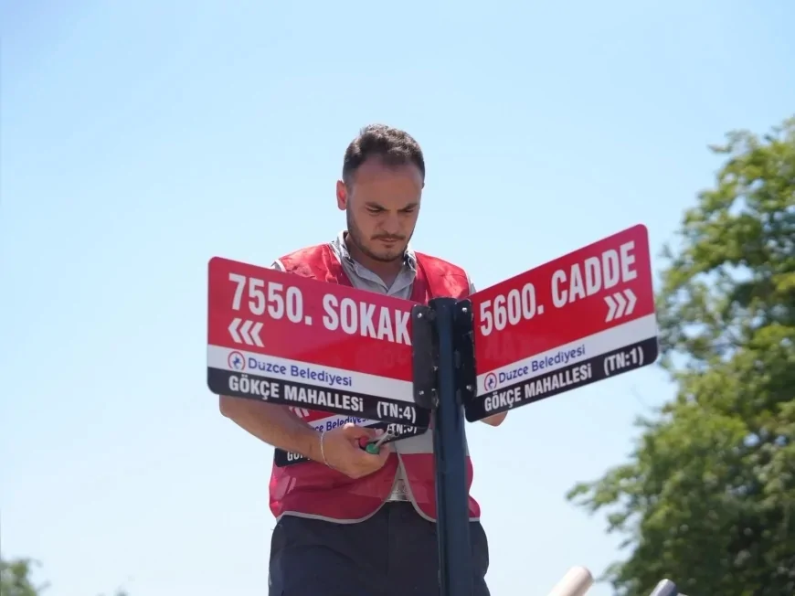 Düzce Belediyesi Gökçe Mahallesi’nde Durak ve Sokak Tabelası Taleplerini Karşıladı