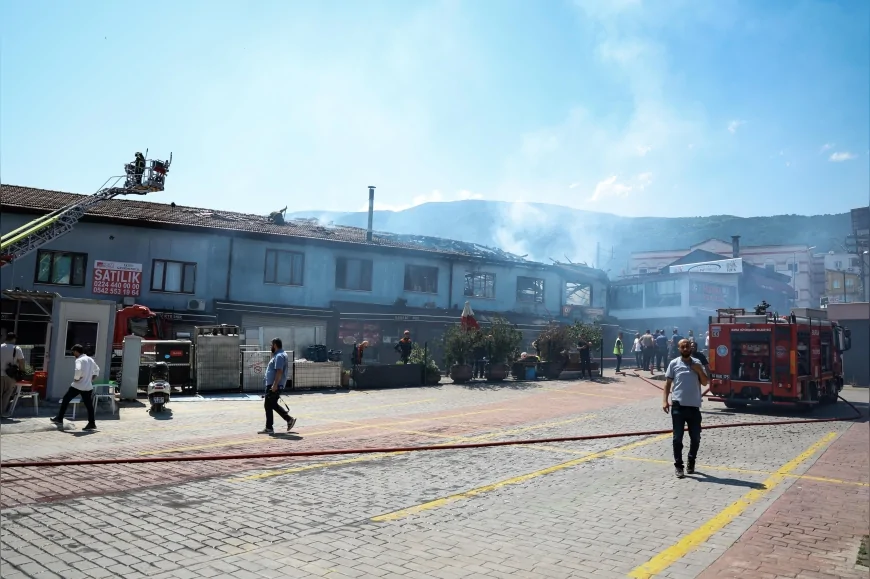 Bursa Büyükşehir Belediyesi Kayhan Mahallesi’ndeki İş Yeri Yangınına Hızlı Müdahaleyle Alevleri Kontrol Altına Aldı