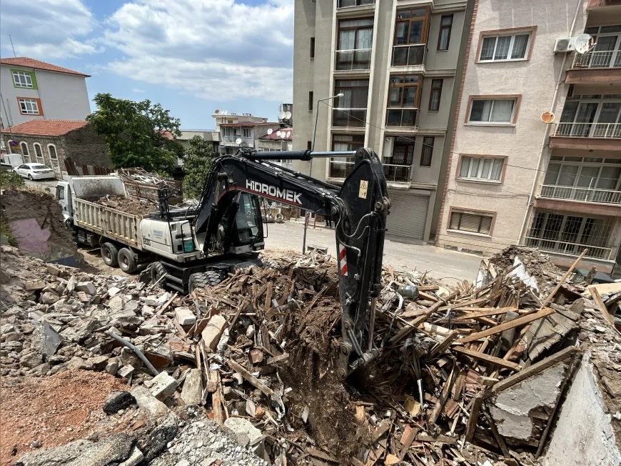 Konak Belediye Başkanı Nilüfer Çınarlı Mutlu: “Göreve geldiğimiz günden bu yana 363 adet metruk yapıyı yıkarak komşularımız için daha yaşanabilir alanlar oluşturduk”