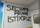 CHP Niğde İl Başkanlığı Binasına Sprey Boyayla Yazılan Sloganlar Parti İçindeki Gerilimi Gündeme Taşıdı