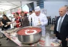 Kahramankazan Belediyesi Salı Pazarı'nda Muharrem ayı dolayısıyla vatandaşlara aşure ikram etti
