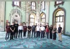 İzmir Bakırçay Üniversitesi tarafından düzenlenen "Rektörle Flanörlük" etkinliğinde, İzmir Fen Lisesi öğrencileri Kemeraltı'nın tarihi ve kültürel mirasını yerinde tanıdı.