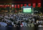 Başiskele Sahili'nde kurulan dev ekranda 2026 FIFA Dünya Kupası Finali yüzlerce futbolseveri buluşturdu