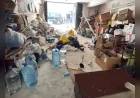 Odunpazarı Belediyesi Kırmızıtoprak Mahallesi'ndeki Çöp Dolu Garajı Temizleyerek 3 Kamyon Atığı Tahliye Etti