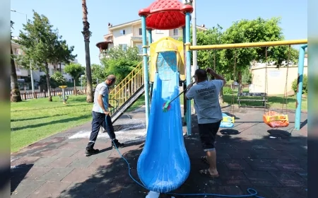 Marmaris Belediyesi Yaz Sezonunda Uzunyalı Sahili ve Çocuk Parklarında Temizlik Çalışmalarını Yoğunlaştırdı