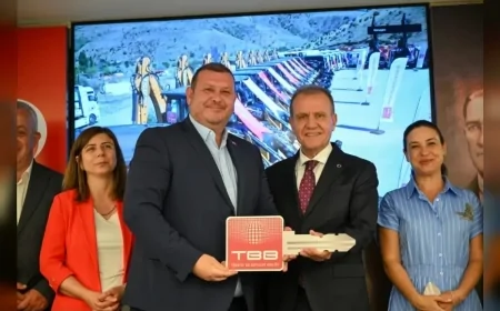 Menderes Belediye Başkanı İlkay Çiçek: “Araç Filomuzu Büyüterek Halka Hizmeti Güçlendirmeye Devam Edeceğiz”