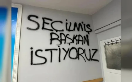 CHP Niğde İl Başkanlığı Binasına Sprey Boyayla Yazılan Sloganlar Parti İçindeki Gerilimi Gündeme Taşıdı
