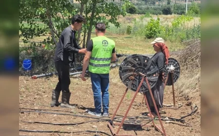 Denizli Büyükşehir Belediyesi Kavurucu Sıcakta Tarlalarda Çalışan Tarım İşçilerine Soğuk Su ve Limonata İkram Etti