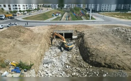 Bursa Büyükşehir Belediyesi Balkan Mahallesi’ne yeni bulvar kazandırmak için çalışmalarını eş zamanlı sürdürüyor