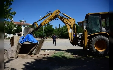ŞEHZADELER BELEDİYESİ SELİMŞAHLAR MAHALLESİNDE KAÇAK YAPILARA MÜDAHALE EDEREK YIKIM VE TEMİZLİK ÇALIŞMASI GERÇEKLEŞTİRDİ