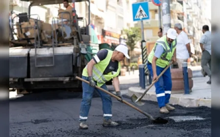 İZMİR BÜYÜKŞEHİR BELEDİYESİ BALÇOVA ATA CADDESİ'NDE YAKLAŞIK 1,5 KİLOMETRELİK GÜZERGAHTA YOL YENİLEME VE SICAK ASFALT SERİMİNE BAŞLADI