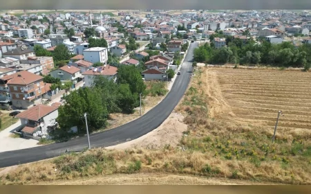 Bursa Büyükşehir Belediyesi İnegöl Huzur Mahallesi'ndeki Zambak Caddesi'nde asfalt yenileme çalışmalarını sürdürüyor