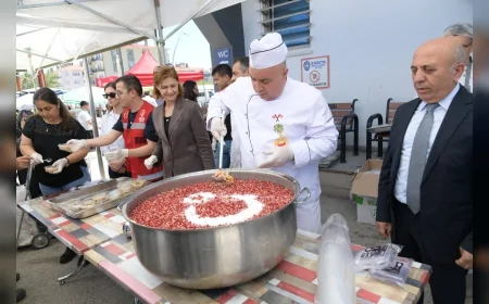 Kahramankazan Belediyesi Salı Pazarı'nda Muharrem ayı dolayısıyla vatandaşlara aşure ikram etti