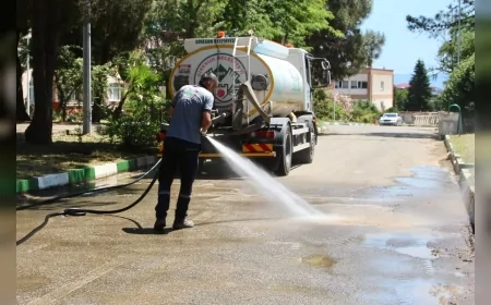 Giresun Belediyesi yaz sezonunda cadde ve sokak yıkama çalışmalarını yoğunlaştırdı