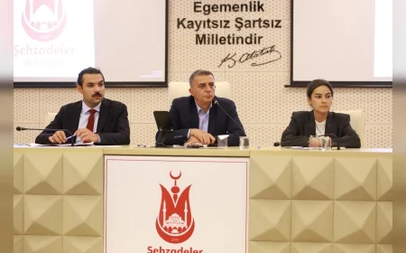 Şehzadeler Belediye Başkanı Hakan Şimşek: “34 kırsal mahallede 350 bin metre ova yolunu sezon sonuna kadar tamamlayacağız”