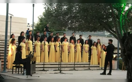 İzmir'de anıtsal zeytin ağacı altında başlayan yaz konserlerinde Swara Gençlik Korosu müzikseverlerle buluştu