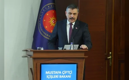 İÇİŞLERİ BAKANI MUSTAFA ÇİFTÇİ: KARAYOLLARI TRAFİK YÖNETMELİĞİ'NDE YENİ DÜZENLEME İLE ARAÇ İÇİ DONANIM KULLANIM SINIRLARI NETLEŞTİRİLDİ