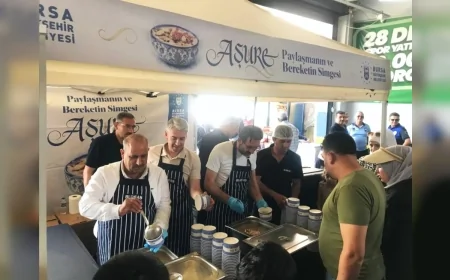 Bursa Büyükşehir Belediyesi’nin Muharrem Ayı aşure ikramları Gürsu’da yoğun katılımla devam etti