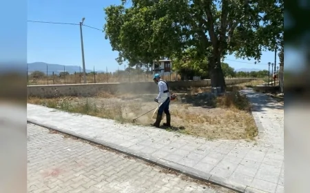 Manisa Büyükşehir Belediyesi Karacaahmet Türbesi’nde bakım ve çevre düzenleme çalışmalarını sürdürdü
