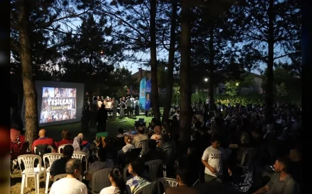 Eskişehir Büyükşehir Belediyesi Emekliler Günü'nde açık hava sinemasında emeklileri nostalji dolu gecede buluşturdu