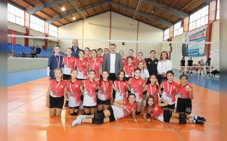 DİKİLİ BELEDİYESİ 15 YAŞ ALTI PLAJ VOLEYBOLU TURNUVASI İLE GELECEĞİN YILDIZLARINI KUMDA BULUŞTURUYOR