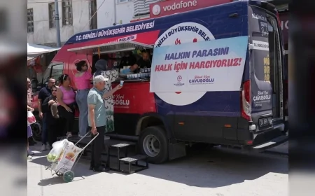 Denizli Büyükşehir Belediyesi pazar yerlerinde mobil ikramlar ve bando gösterileriyle vatandaşlara sosyal buluşma ortamı sunuyor