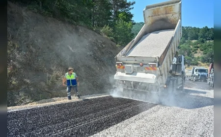 Bursa Büyükşehir Belediyesi Orhaneli Göktepe Mahallesi’nde 5,2 Kilometrelik Yolu Sathi Kaplama İle Yeniliyor