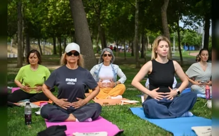 Bornova’da Kadınlar Aşık Veysel Rekreasyon Alanı’nda Yoga ve Meditasyon Etkinliğinde Buluştu
