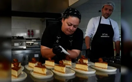 Düzce Belediyesi Mutfak Sanatları Merkezinde Kursiyerler Çökertme Kebabı ve Cheesecake Sunumuyla Beğeni Topladı