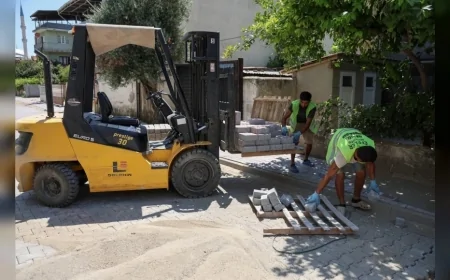 Efeler Belediye Başkanı Anıl Yetişkin Umurlu’daki yol çalışmalarını inceledi, 10 bin metrekarelik yol kilit parke taşıyla kaplanacak