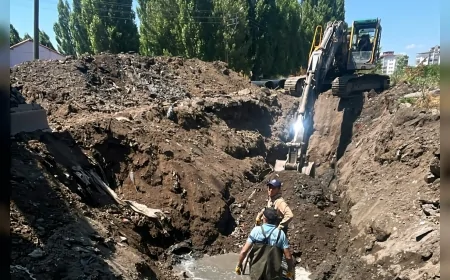 Ağrı Belediyesi Fırat Mahallesi’nde 550 metrelik ana hat kolektörü çalışmasını sürdürüyor