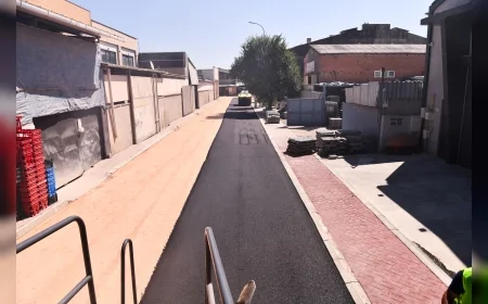 Tepebaşı Belediyesi, Baksan Sanayi Sitesi'nde altyapı çalışmalarının ardından sıcak asfalt serimine başladı.