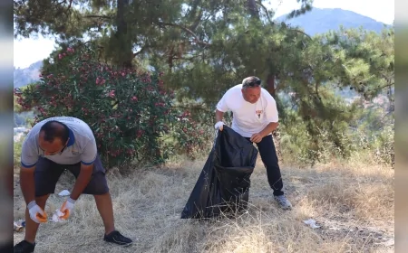 Marmaris Belediyesi Seyir Tepesi'nde Çevre Temizliği Gerçekleştirdi: “Bu Eşsiz Doğayı Gelecek Nesillere Temiz Bırakmalıyız”