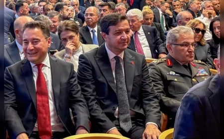 Saadet Partisi Genel Başkanı Mahmut Arıkan 15 Temmuz Anma Programlarında TBMM'de Şehitleri Dualarla Andı