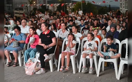 Bornova Belediye Başkanı Ömer Eşki: "Açık hava sinemasıyla hem mahalle kültürünü yaşatıyor hem de çocuklarımızın yaz tatiline güzel anılar ekliyoruz"