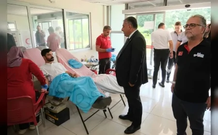 Adana Büyükşehir Belediyesi ile Türk Kızılay iş birliğinde düzenlenen kan ve kök hücre bağışı kampanyasına personelden gönüllü destek
