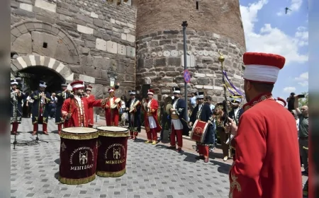 Ankara Büyükşehir Belediyesi Yaz Boyunca Ankara Kalesi ve Ulus Meydanı'nda Mehteran Gösterilerini Başkentlilerle Buluşturacak