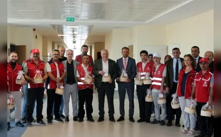 Kastamonu Vakıflar Bölge Müdürü Halil Alper: “İslam Feyzi Efendi Bin Hasan Vakfı’nın hayır şartı doğrultusunda hastalar ziyaret edilerek ikramlarda bulunuldu”