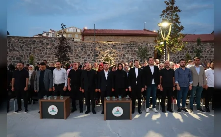 Nevşehir Belediyesi Kapadokya Su ve Işık Sahnesi'nde 15 Temmuz anısına özel gösteri düzenledi