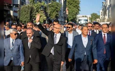 Malatya'da 28'inci Kayısı Festivali kortej yürüyüşü coşkulu katılımla gerçekleştirildi