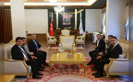 Türk Telekom Genel Müdürü Ebubekir Şahin Nevşehir Belediye Başkanı Rasim Arı’yı makamında ziyaret etti