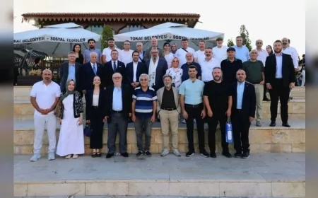 Tokat Valisi Abdullah Köklü, “Tokat'ın Sinema Geleceği” buluşmasında sektör temsilcileriyle Gök Medrese'de bir araya geldi